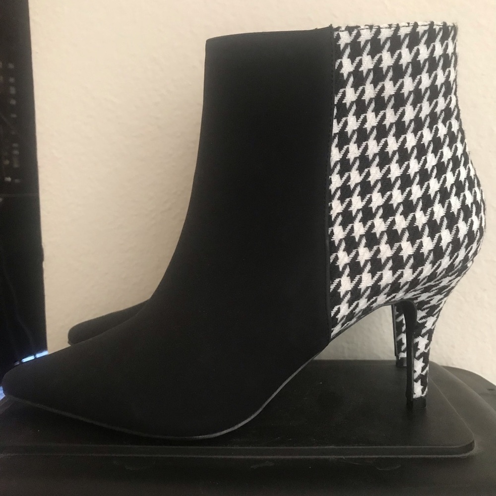 Women’s Black booties with a houndstooth back